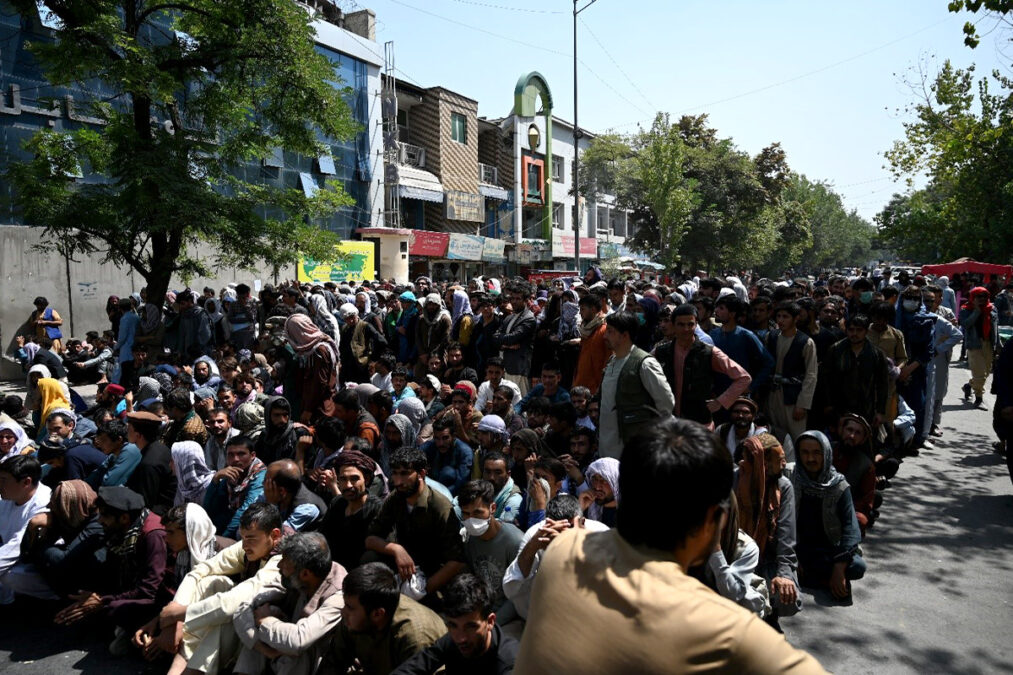 شمار زیادی از باشندگان کابل در انتظار نوبت شان در بیرون دفتر مرکزی کابل بانک در شهر نو کابل در ماه سنبله ۱۴۰۰.