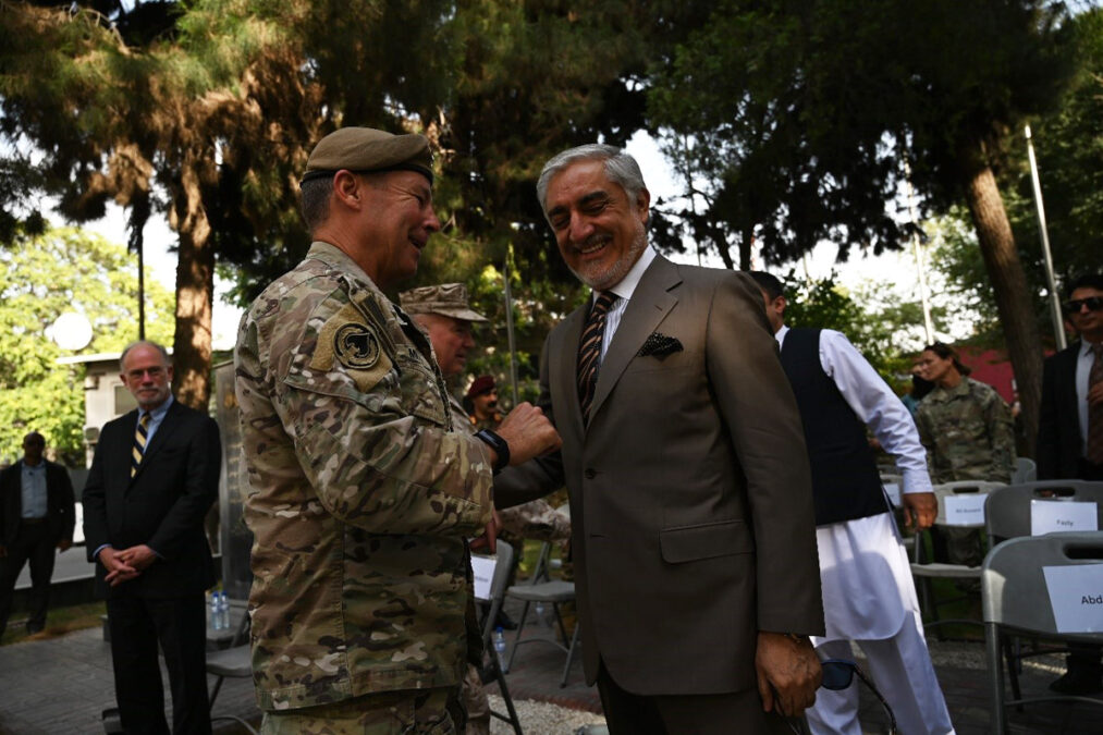 عبدالله عبدالله رییس پیشین شورای مصالحه در حال صحبت با جنرال میلر آخرین فرمانده نیروهای امریکایی در افغانستان در ماه جولای سال ۲۰۲۱ میلادی (سرطان ۱۴۰۰).