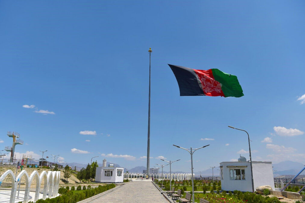 پرچم سه رنگ افغانستان در تپه وزیر محمد اکبر خان سه ماه پیش از ورود طالبان به کابل.