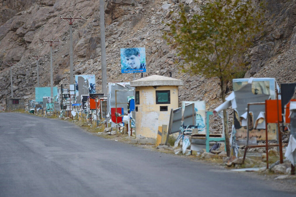 عکس‌های پاره شده رهبران و فرماندهان پیشین جهادی در جاده عمومی ولایت پنجشیر پس از ورود طالبان به این بخش ها در سنبله ۱۴۰۰.