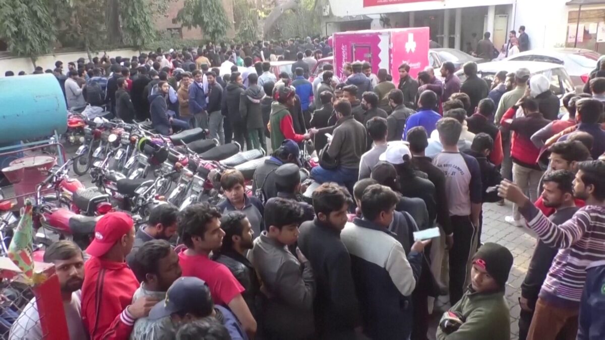 Cricket fans rush to buy Champions Trophy tickets in Pakistan | Amu TV