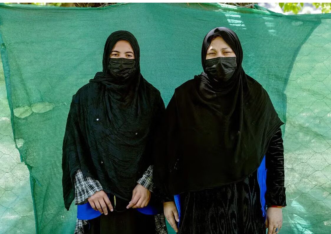 بې‌وزلي او کډوالي؛ خو افغان ښځې لا هم د یوې بلې د ژغورلو لپاره ولاړې دي